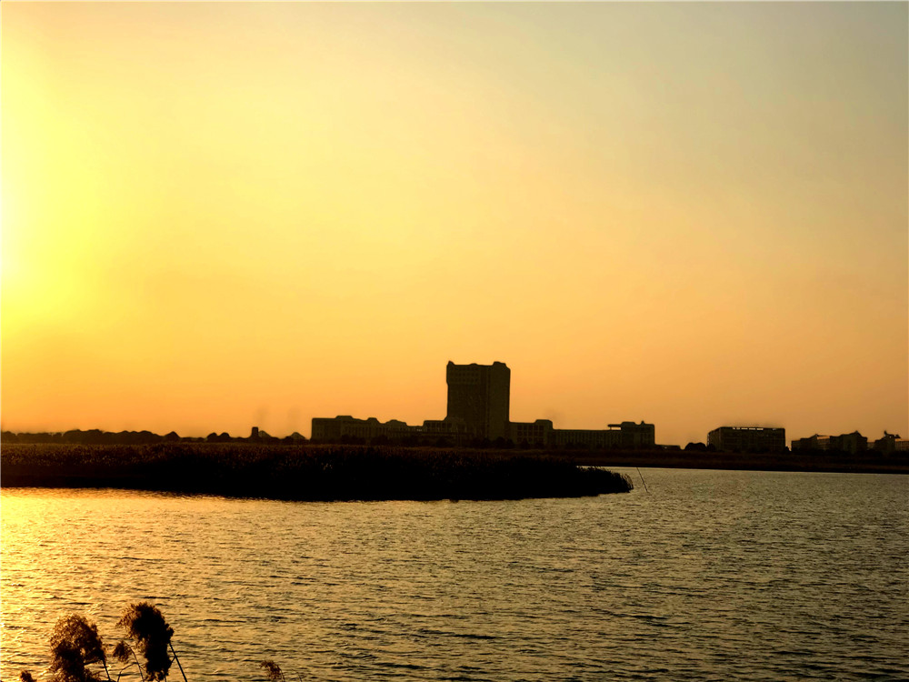 斜阳深处，波光艳影，是那不可辜负的美