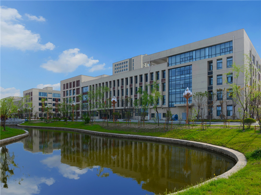 漫步玉带河边，凭栏听风，一步一景，万种风情