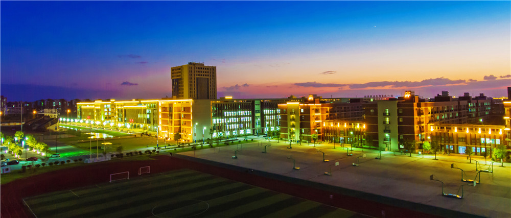 灯火辉煌中，是每一个海专人温暖的家