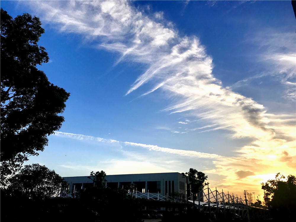 带状云与建筑模型馆互为辉映，相得益彰