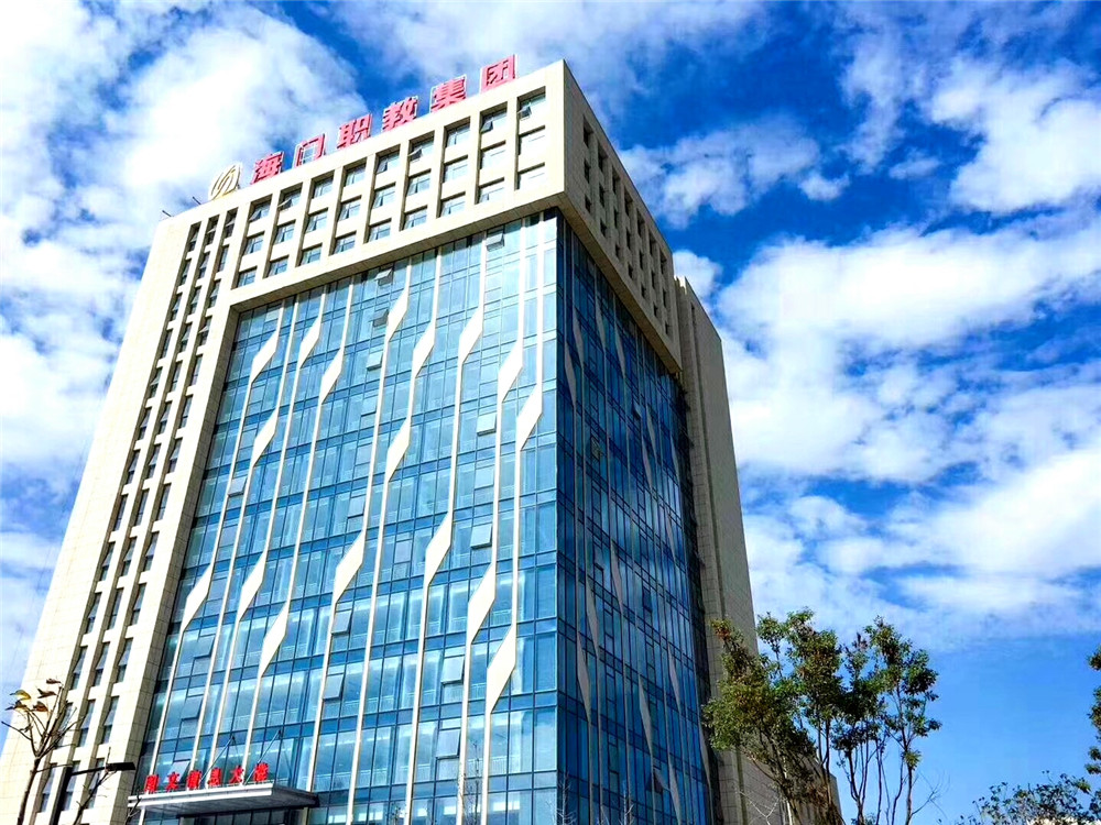 让教育和实业经脉相通、血脉相连，这是海门中专的使命担当，也是生命力所在，学校抢抓机遇，牵头组建“海门职教集团”