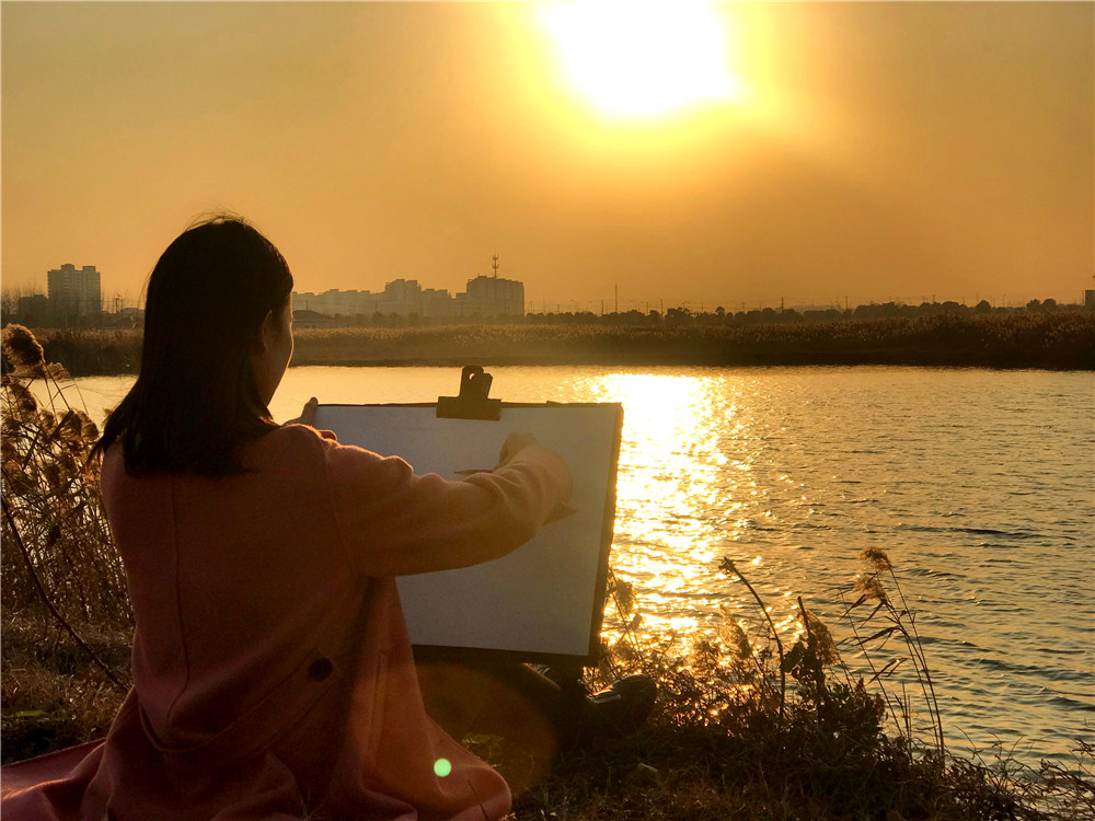 夕阳下作画的女孩是海专人眼中绝美的风景画